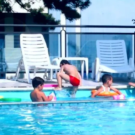 Fun By The Pool-beahost *
